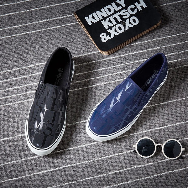 Ανδρικά μοκασίνια σε μαύρο και σκούρο μπλε χρώμα.