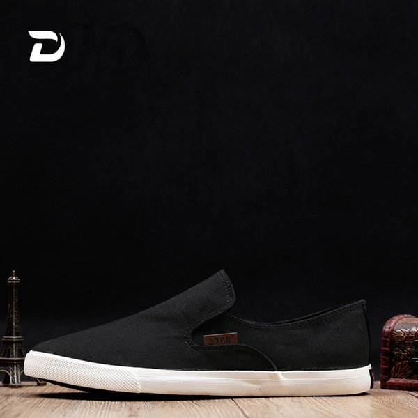 Ανδρικά μοκασίνια σε τέσσερα χρώματα.