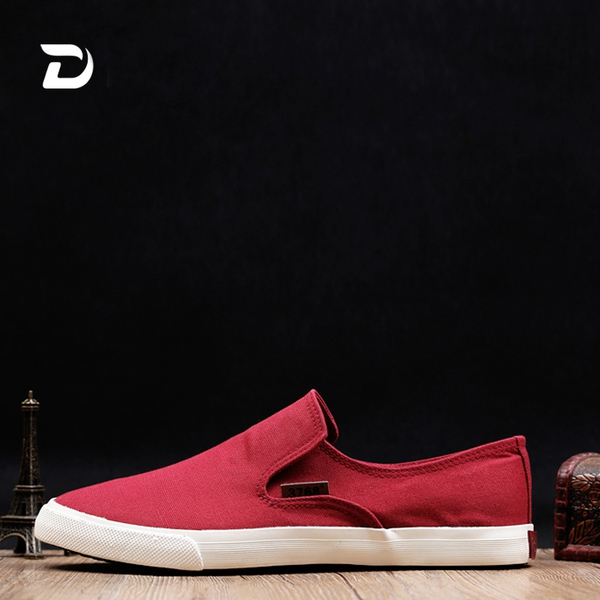 Ανδρικά μοκασίνια σε τέσσερα χρώματα.