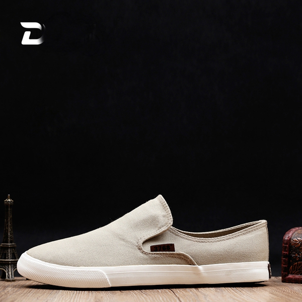 Ανδρικά μοκασίνια σε τέσσερα χρώματα.