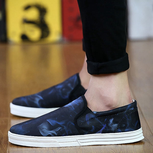 Οι καθημερινές ανδρικές μοκασίνες σε διαφορετικούς χρωματικούς συνδυασμούς -3 μοντέλα.