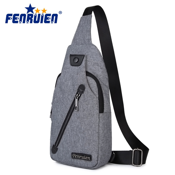 Малки мъжки чанти в различни цветове и модели