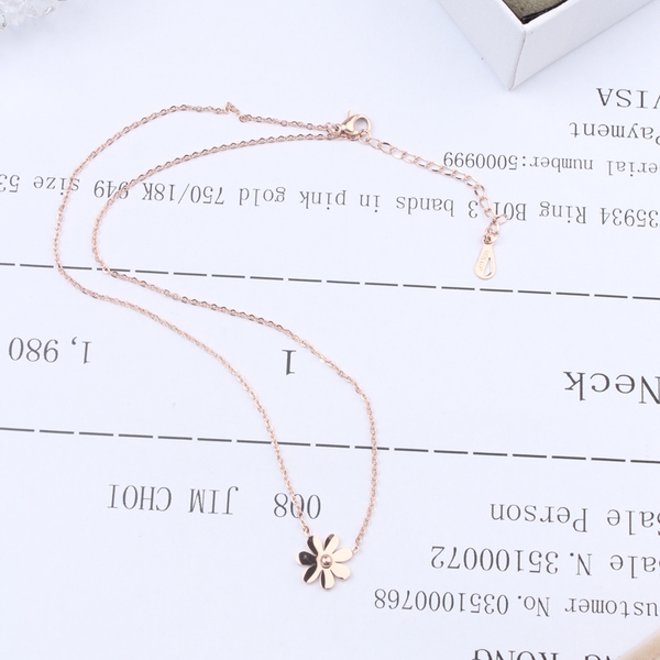 Γυναικείο κολιέ σε χρυσό χρώμα - λουλούδι