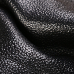 Ανδρικές τσάντες - μαύρα και σκούρα μπλε μοντέλα από δέρμα και πολυεστέρα