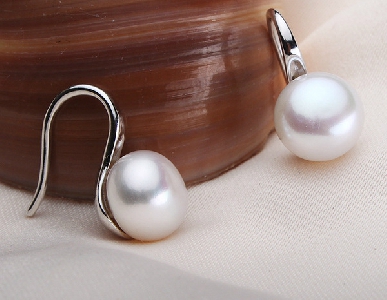 Дамски обеци с перли в сребрист и златист цвят - в 2 модела