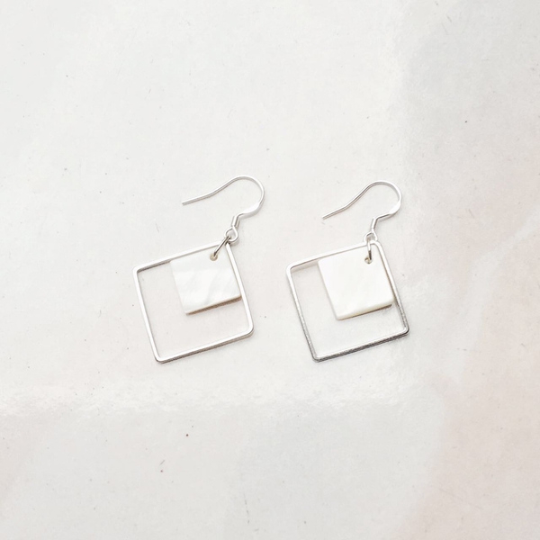 Елегантни дамски обеци в сребрист цвят - един модел