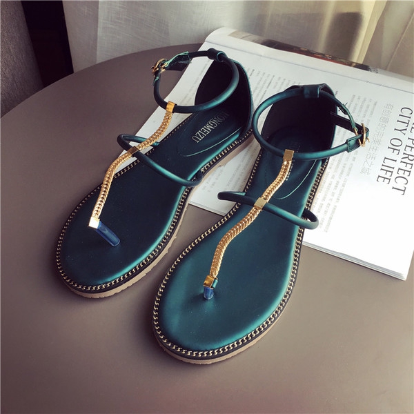 Дамски нежни сандали с равна подметка и златисти каишки между пръстите