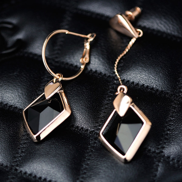 Дамски обеци в с черен камък в сребрист и златист цвят - 6 модела