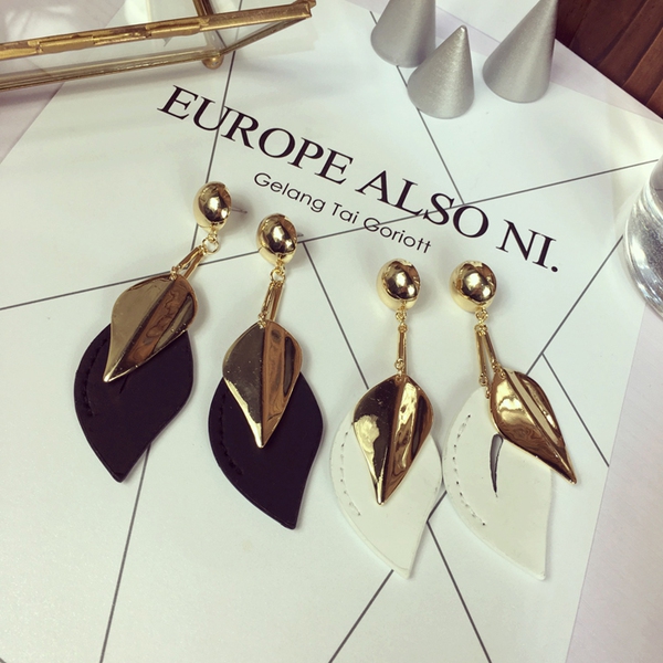 Дамски обеци в бял и черен цвят - тип листа 