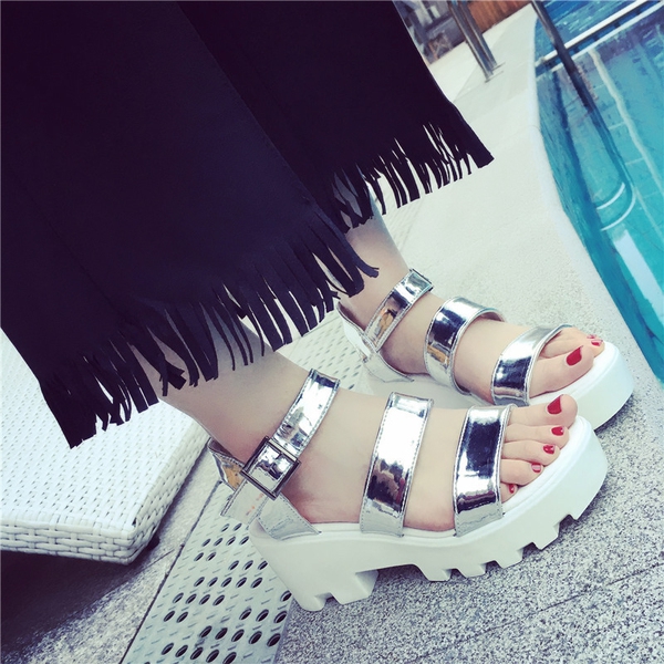 Дамски сандали с платформа в сребрист и черен цвят