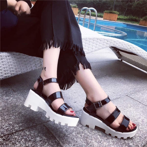 Дамски сандали с платформа в сребрист и черен цвят