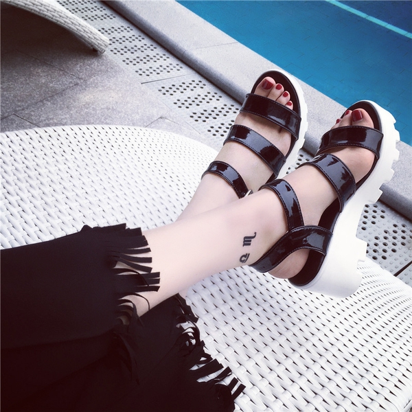 Дамски сандали с платформа в сребрист и черен цвят