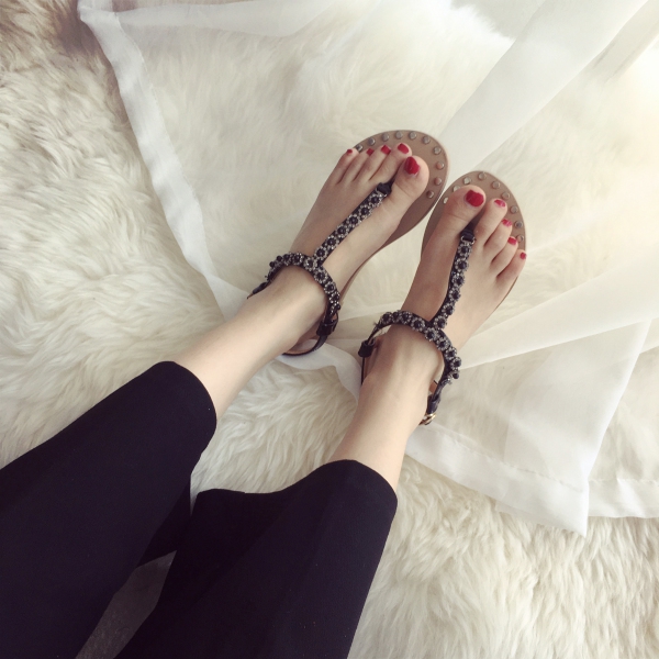 Дамски сандали с каишка през пръстите -  в сив и черен цвят