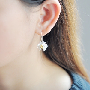 Γυναικεία σκουλαρίκια σε λευκό - λουλούδια τύπου