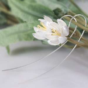 Дамски обеци в бял цвят - тип цветя