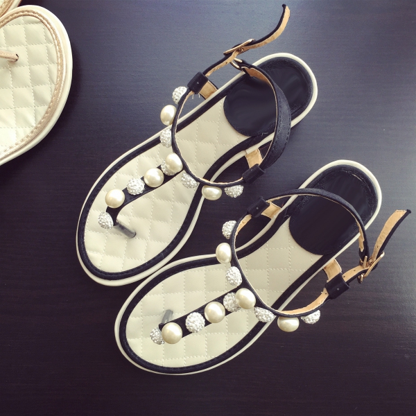Дамски сандали с бели перли в черен и златист цвят
