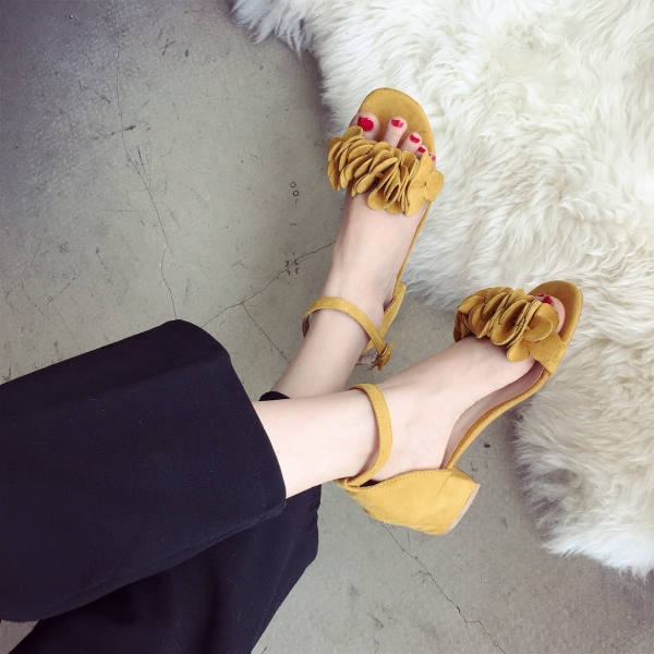 Дамски велурени сандали на нисък ток в три цвята