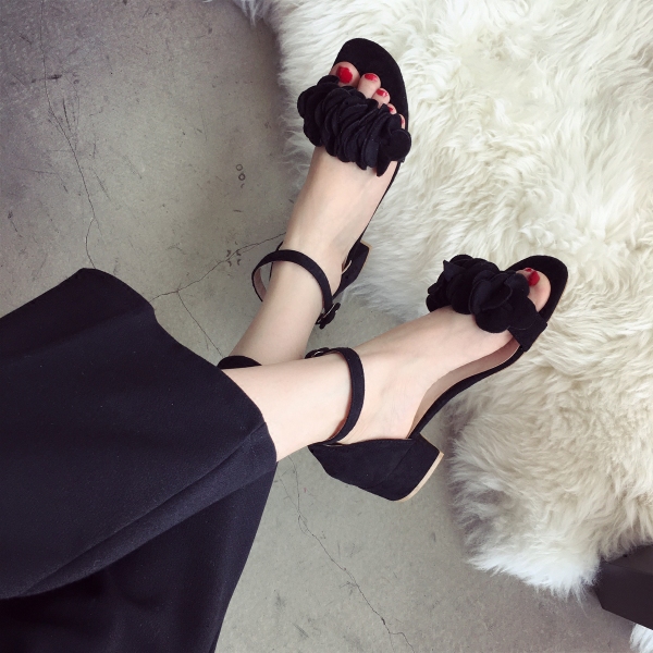 Дамски велурени сандали на нисък ток в три цвята