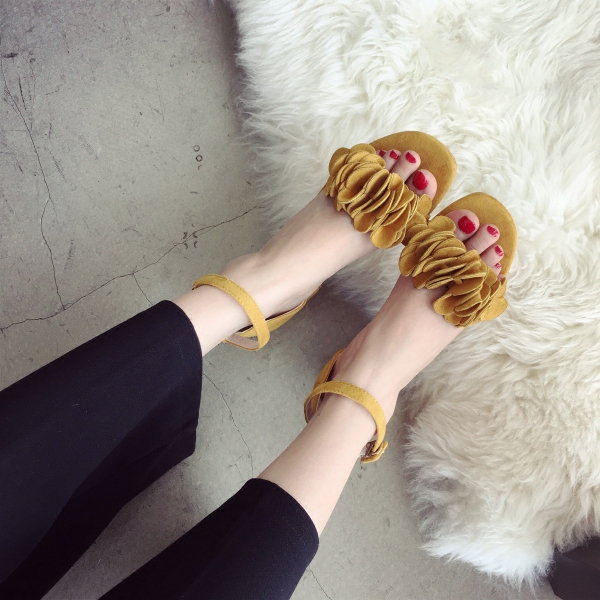 Дамски велурени сандали на нисък ток в три цвята