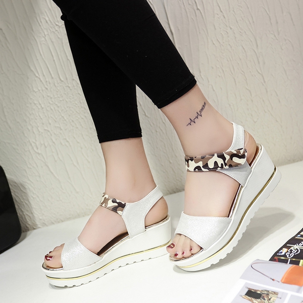 Οι γυναίκες σανδάλια με στοιχεία καμουφλάζ της πλατφόρμας