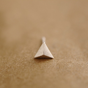 Чифт триъгълни  мъжки обеци в сребрист цвят