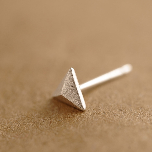 Чифт триъгълни  мъжки обеци в сребрист цвят