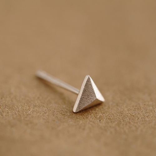 Чифт триъгълни  мъжки обеци в сребрист цвят