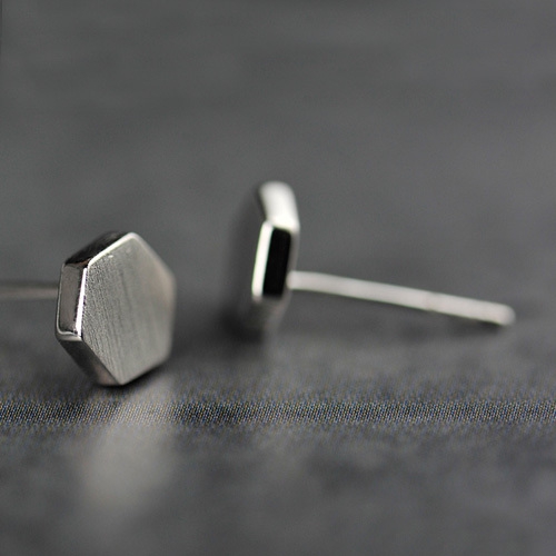 Чифт мъжки обеци в сребрист цвят с размер  5 мм