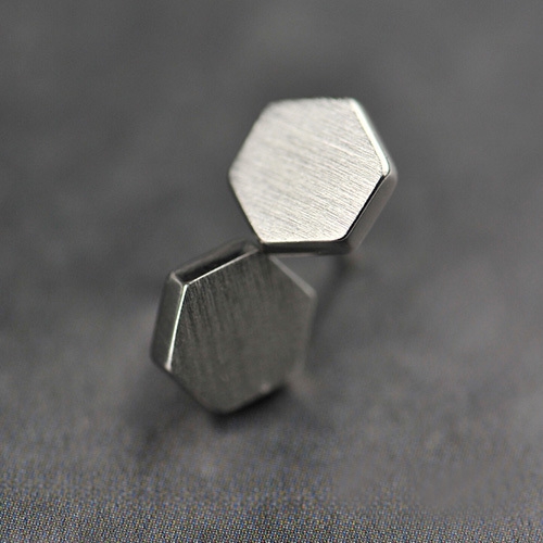 Чифт мъжки обеци в сребрист цвят с размер  5 мм