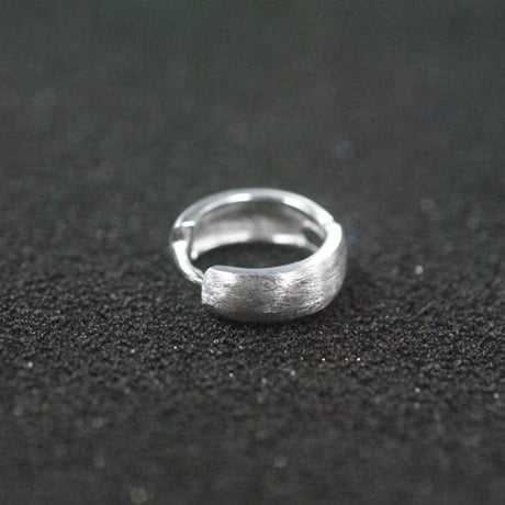 Ασημένια σκουλαρίκια ανδρικά  σε τραχύ σχέδιο