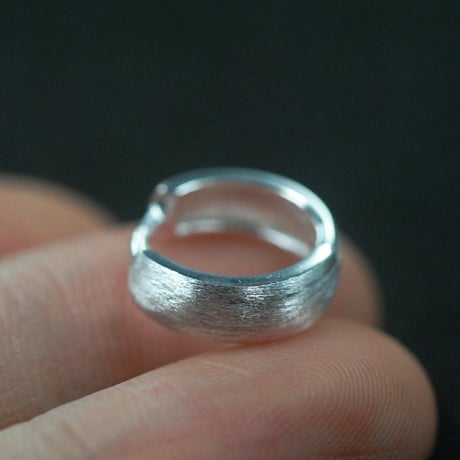 Ασημένια σκουλαρίκια ανδρικά  σε τραχύ σχέδιο