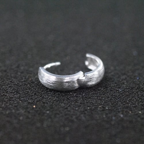 Ασημένια σκουλαρίκια ανδρικά  σε τραχύ σχέδιο