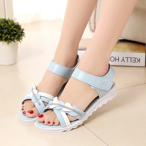 Κυρίες περιστασιακά σανδάλια σε λευκό, ροζ και γαλάζιο.