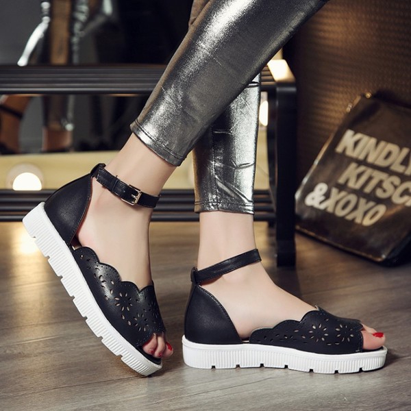 Дамски сандали от изкуствена кажа на дупчици в три цвята.