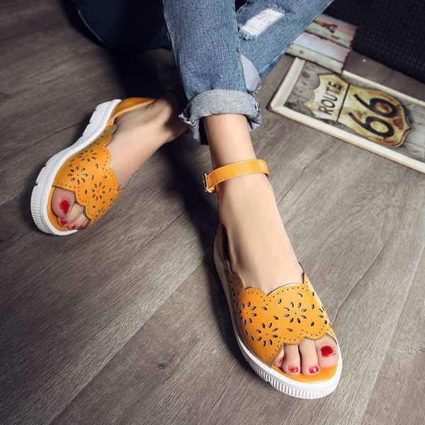 Дамски сандали от изкуствена кажа на дупчици в три цвята.