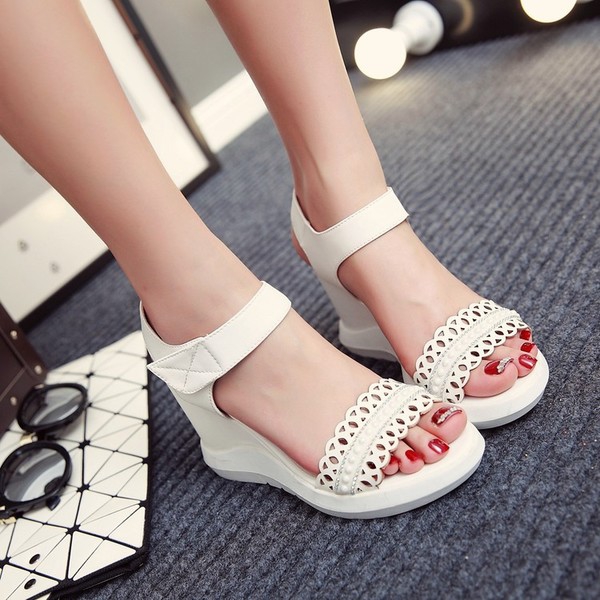 Дамски кожени сандали на платформа с перли в три цвята.