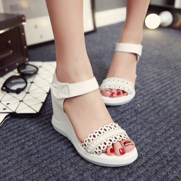 Дамски кожени сандали на платформа с перли в три цвята.