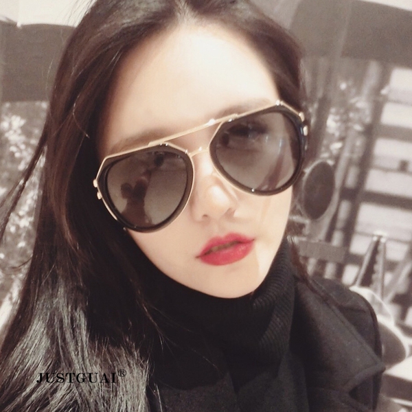 Οι γυναίκες γυαλιά σε ροζ, μαύρο και λεοπάρδαλη χρώμα