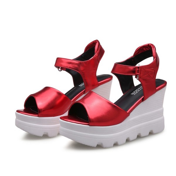 Κόκκινο, γκρι και ασημί κυρίες σανδάλια πλατφόρμα.