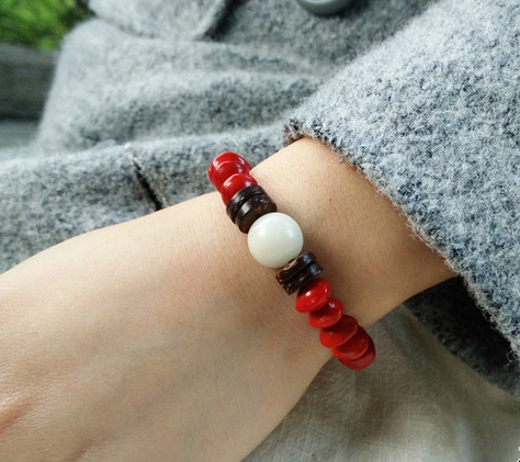 Мъжки гривни с червени перли