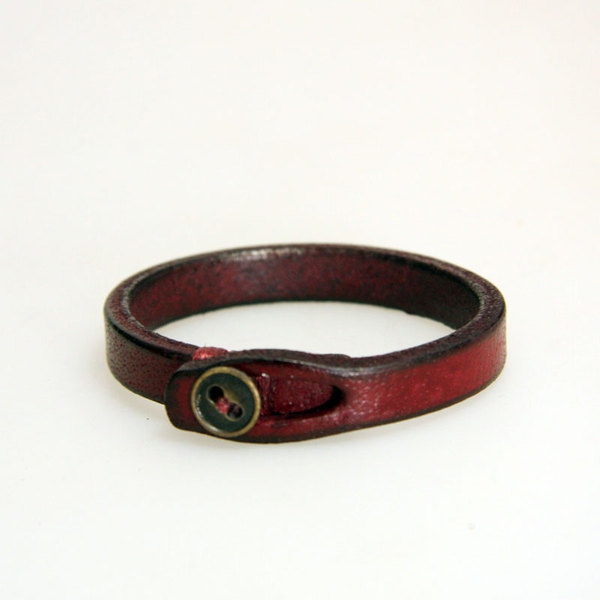Ανδρικά δερμάτινα βραχιόλια  - μαύρα και κόκκινα μοντέλα