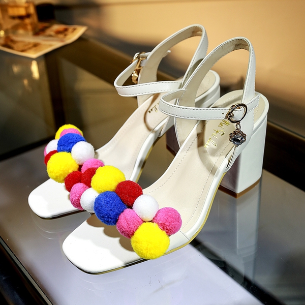 Οι γυναίκες σανδάλια πλατεία ηλεκτρικής ενέργειας - χρωματιστές μπάλες