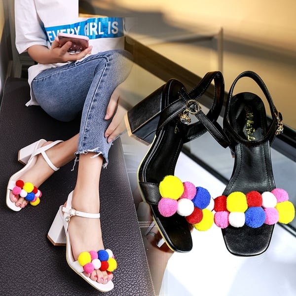 Οι γυναίκες σανδάλια πλατεία ηλεκτρικής ενέργειας - χρωματιστές μπάλες