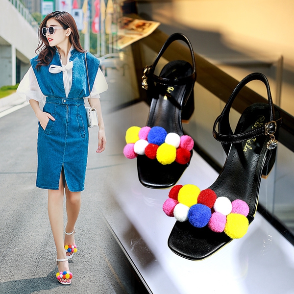 Οι γυναίκες σανδάλια πλατεία ηλεκτρικής ενέργειας - χρωματιστές μπάλες