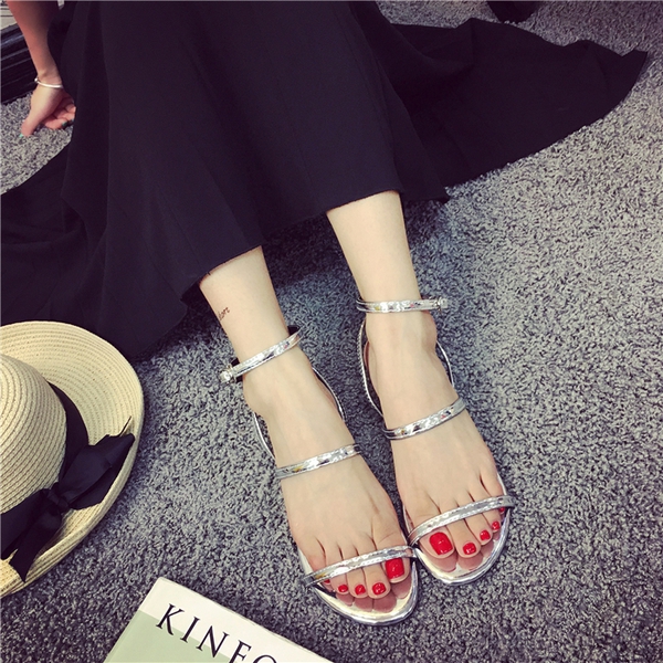 Οι γυναίκες εκκαθαριστεί σανδάλια σε μαύρο και ασημί