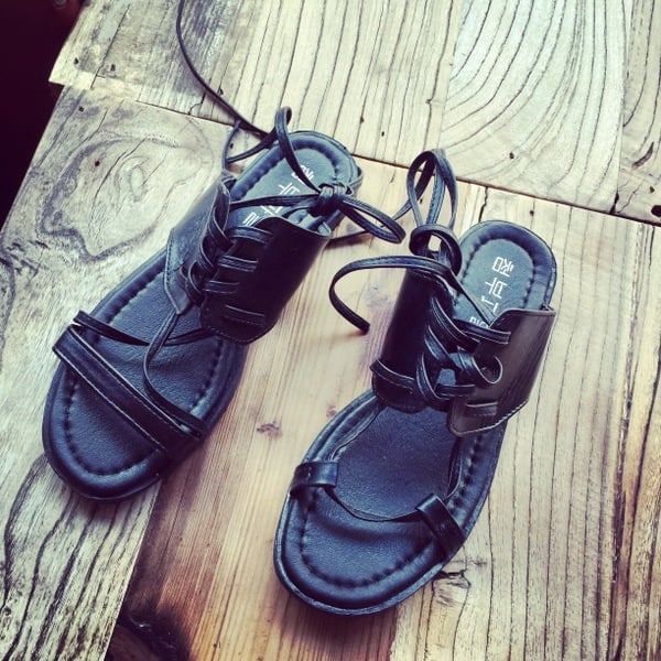 σανδάλια των γυναικών με καμουφλάζ δεσμούς