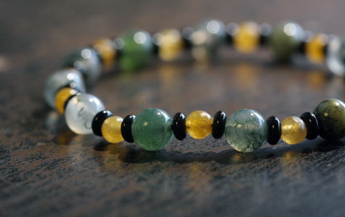 Дамска гривна на мъниста в различни цветове  - 15 см и 16 см