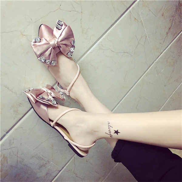 Οι γυναίκες σανδάλια χαμηλά με ένα μεγάλο κορδέλα με πέτρες σε τρία χρώματα