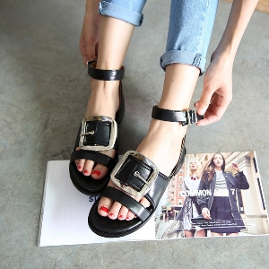 Дамски ежедневни сандали с имитация на колан в черен цвят