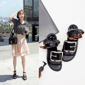 Дамски ежедневни сандали с имитация на колан в черен цвят